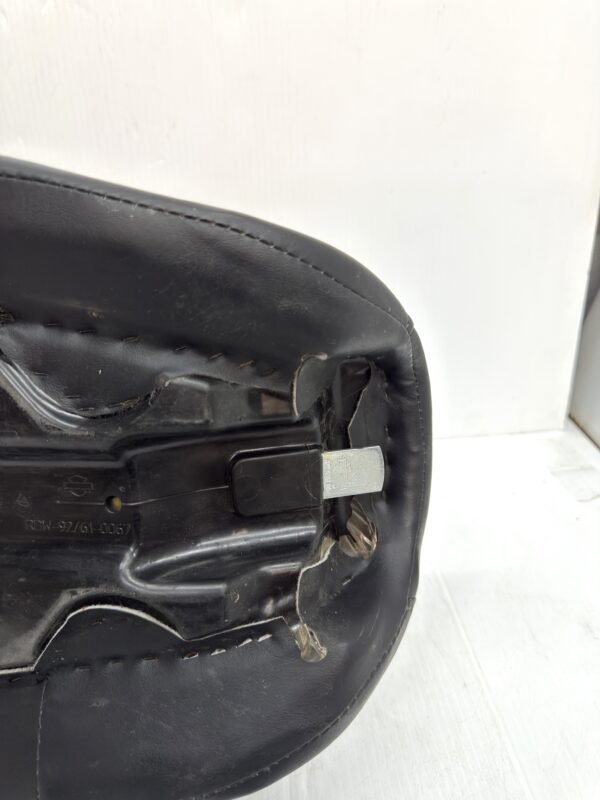 CH207 (9) OEM Harley Seat Black 22530 RDW-92/61-0067