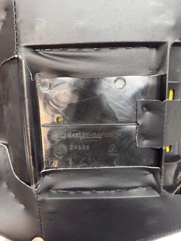 CH470 (8) OEM Harley Low Seat P52000142 for Touring
