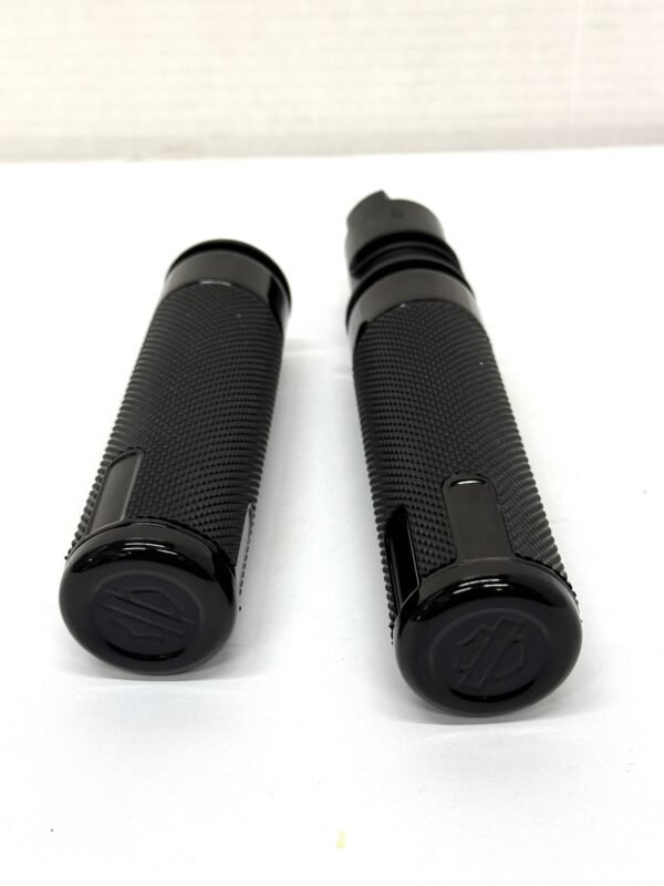CH618 (1) OEM Harley Switchback Hand Grip Black 56100564 for 23-25 Touring