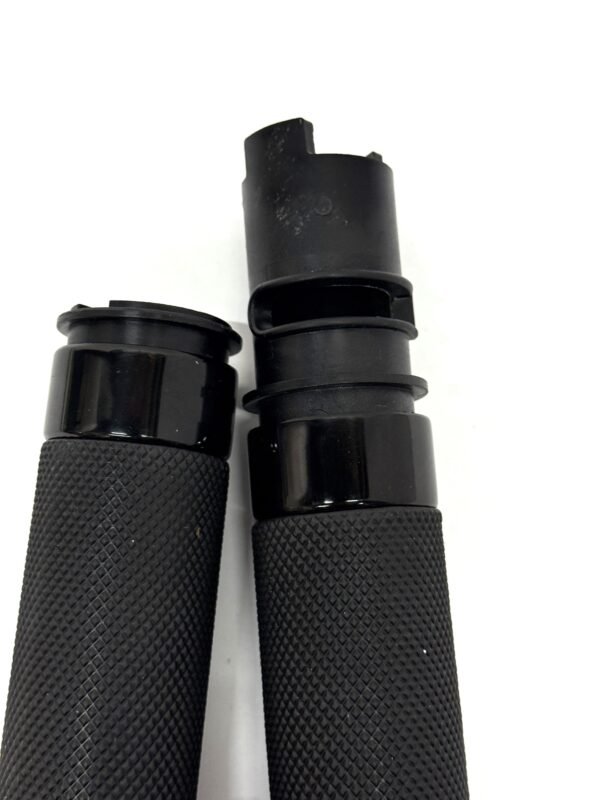 CH618 (5) OEM Harley Switchback Hand Grip Black 56100564 for 23-25 Touring