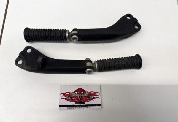 CH946 (1) Harley Passenger Footrests Foot Pegs and Support OEM 49230-06, 49224-06A for 2006-17 Dyna