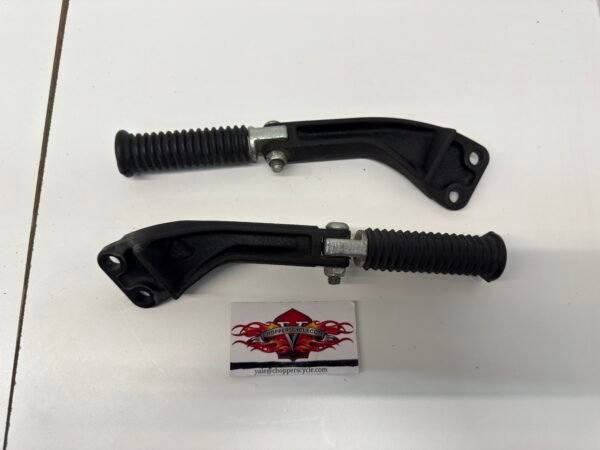 CH946 (2) Harley Passenger Footrests Foot Pegs and Support OEM 49230-06, 49224-06A for 2006-17 Dyna