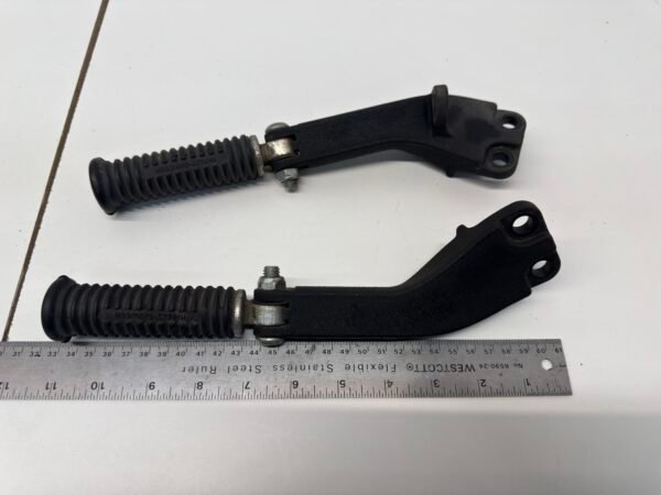 CH946 (4) Harley Passenger Footrests Foot Pegs and Support OEM 49230-06, 49224-06A for 2006-17 Dyna