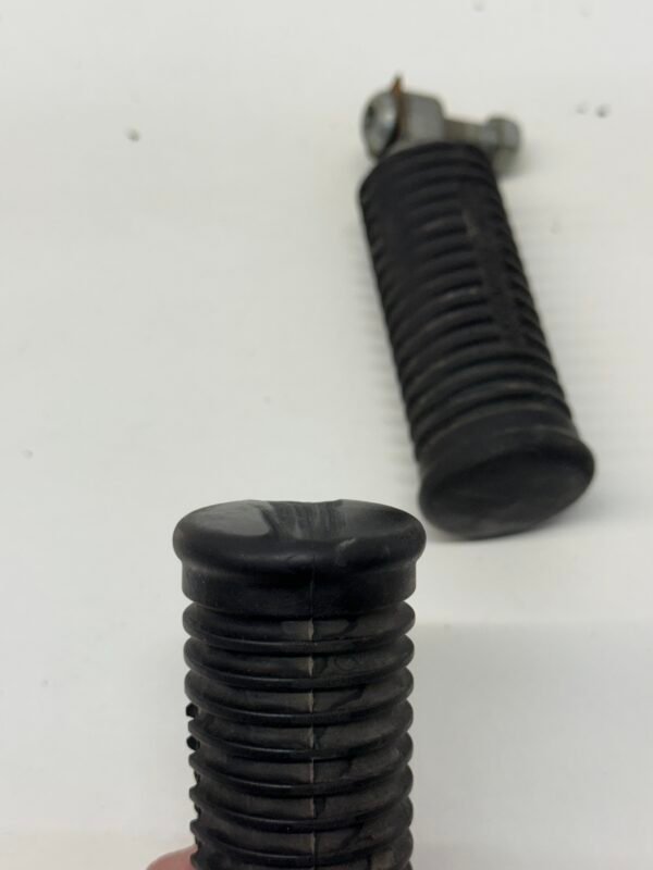 CH950 (4) OEM Harley Footpegs Foot Pegs Left & Right