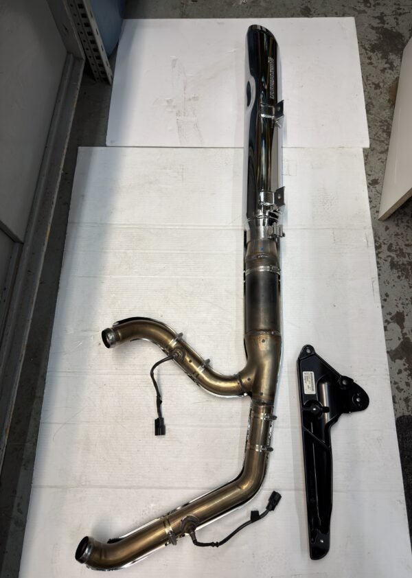 OEM Harley Exhaust System 64901376, 65600458 for 18-25 Softail Street Bob